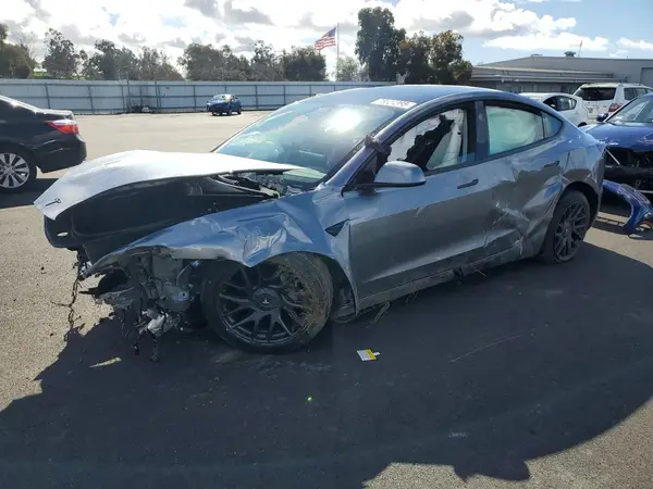 5YJ3E1EA8SF960368 2025 TESLA MODEL 3 - Image 1