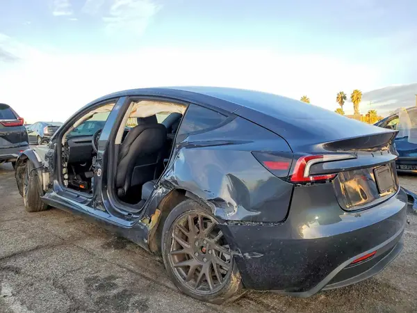 5YJ3E1EA8SF968597 2025 TESLA MODEL 3 - Image 2