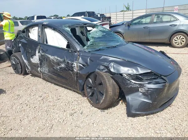 5YJ3E1EA8SF969555 2025 TESLA MODEL 3 - Image 1