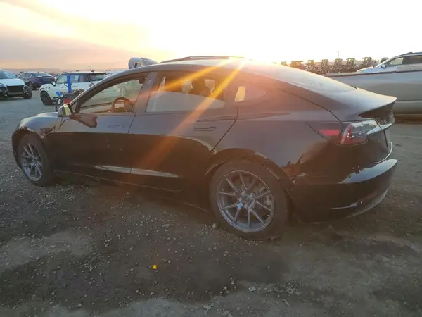 5YJ3E1EA9MF915068 2021 TESLA MODEL 3 - Image 2