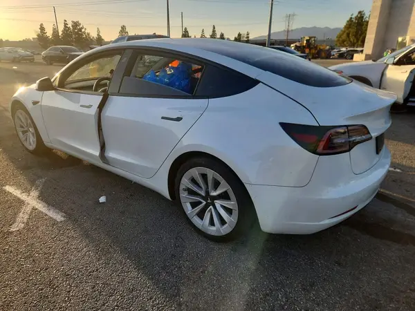 5YJ3E1EA9MF982690 2021 TESLA MODEL 3 - Image 2