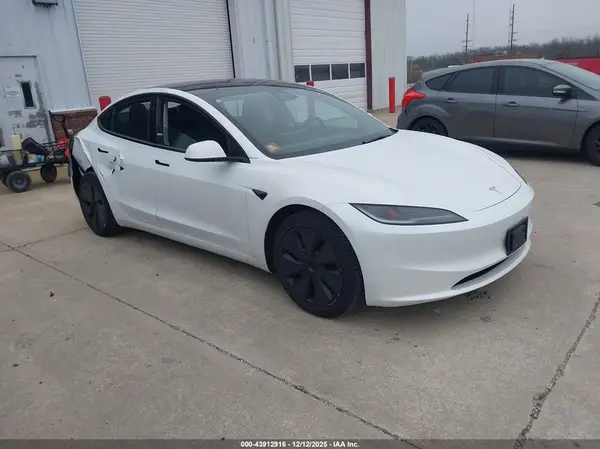 5YJ3E1EA9RF718652 2024 TESLA MODEL 3 - Image 1