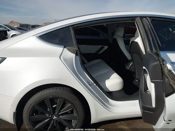 5YJ3E1EAXKF332506 2019 TESLA MODEL 3 - Image 8