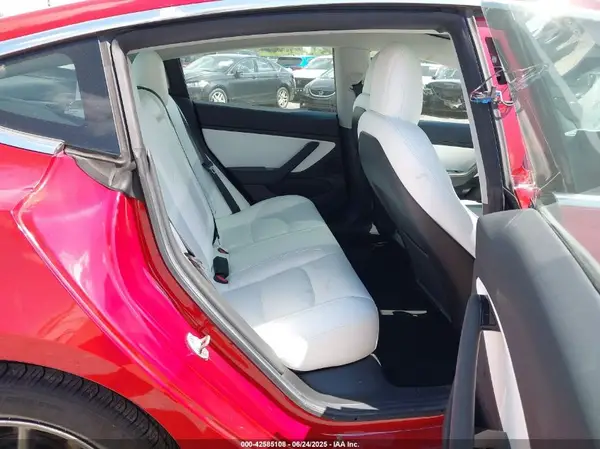 5YJ3E1EAXKF413098 2019 TESLA MODEL 3 - Image 8