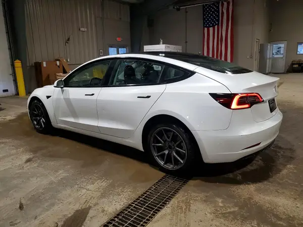 5YJ3E1EAXNF371858 2022 TESLA MODEL 3 - Image 2