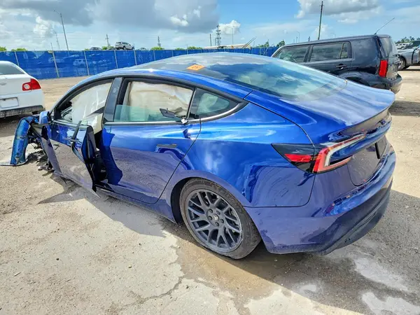 5YJ3E1EAXSF883437 2025 TESLA MODEL 3 - Image 2