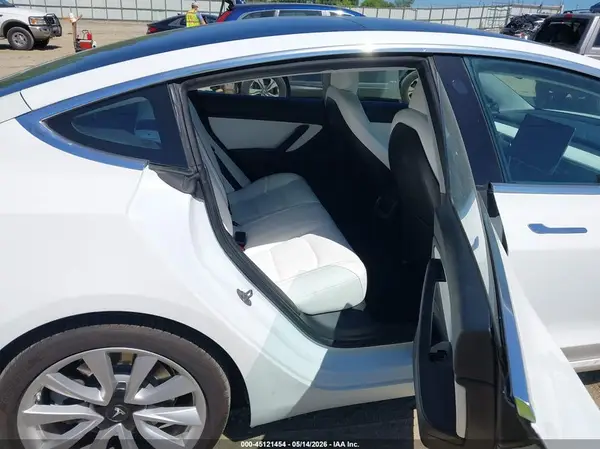 5YJ3E1EB0JF135707 2018 TESLA MODEL 3 - Image 8