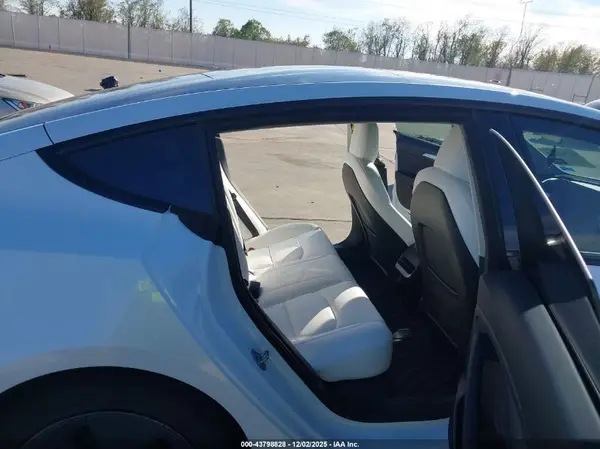 5YJ3E1EB0NF177705 2022 TESLA MODEL 3 - Image 8