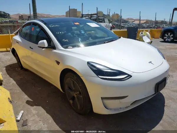 5YJ3E1EB1NF212476 2022 TESLA MODEL 3 - Image 1