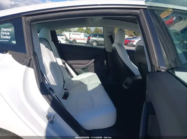 5YJ3E1EB1NF228113 2022 TESLA MODEL 3 - Image 8