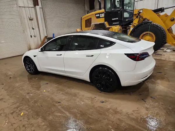 5YJ3E1EB1NF243923 2022 TESLA MODEL 3 - Image 2