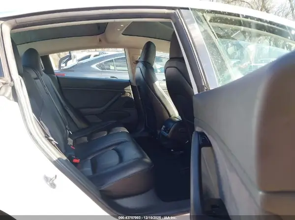 5YJ3E1EB2JF092472 2018 TESLA MODEL 3 - Image 8