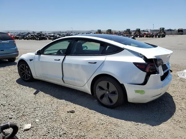 5YJ3E1EB2MF015072 2021 TESLA MODEL 3 - Image 2
