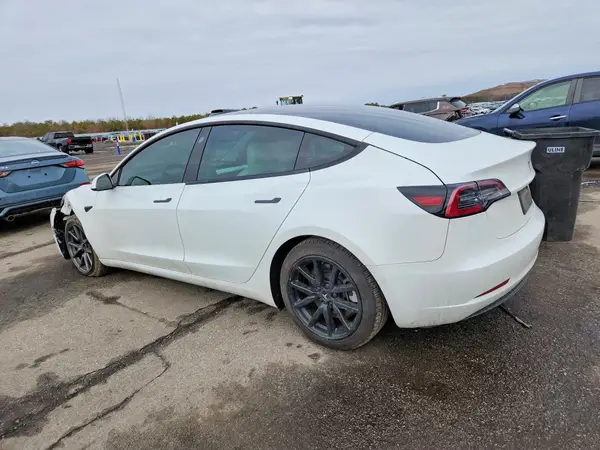 5YJ3E1EB2NF228525 2022 TESLA MODEL 3 - Image 2
