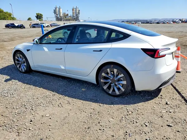 5YJ3E1EB2SF967342 2025 TESLA MODEL 3 - Image 2