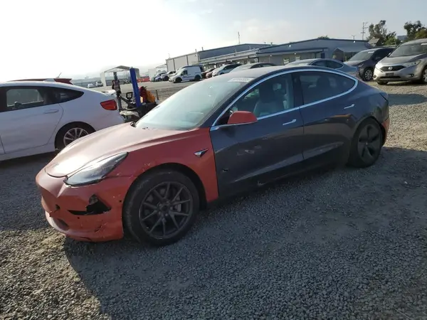 5YJ3E1EB3JF103849 2018 TESLA MODEL 3 - Image 1