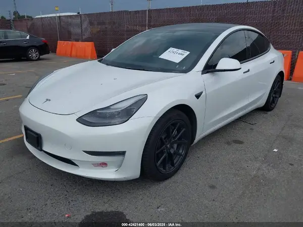 5YJ3E1EB3NF183689 2022 TESLA MODEL 3 - Image 2