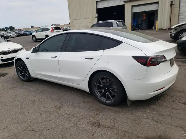 5YJ3E1EB3NF355011 2022 TESLA MODEL 3 - Image 2