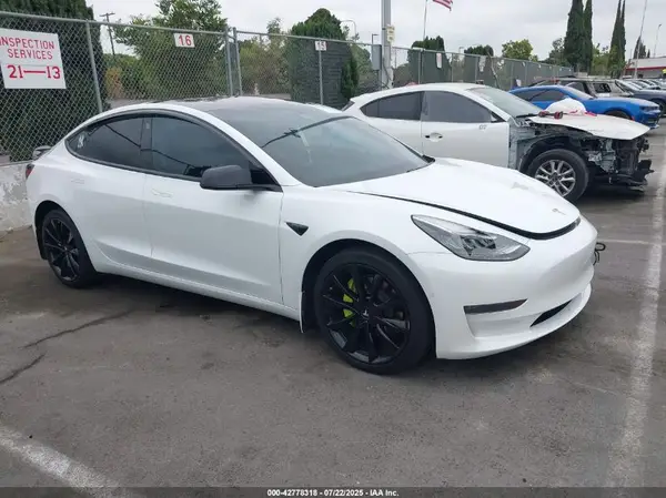 5YJ3E1EB4JF067735 2018 TESLA MODEL 3 - Image 1