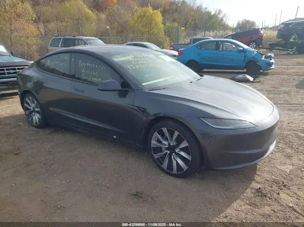 5YJ3E1EB4RF758808 2024 TESLA MODEL 3 - Image 1