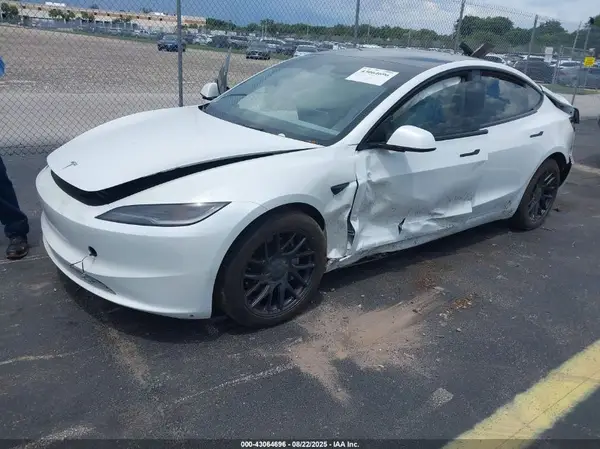 5YJ3E1EB4RF811040 2024 TESLA MODEL 3 - Image 2