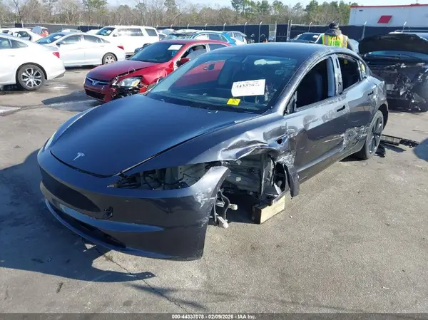5YJ3E1EB4SF923892 2025 TESLA MODEL 3 - Image 2