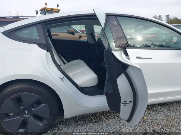 5YJ3E1EB5NF240703 2022 TESLA MODEL 3 - Image 8