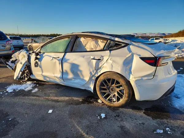 5YJ3E1EB5SF912464 2025 TESLA MODEL 3 - Image 2