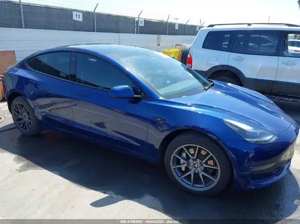 5YJ3E1EB6NF351017 2022 TESLA MODEL 3 - Image 1