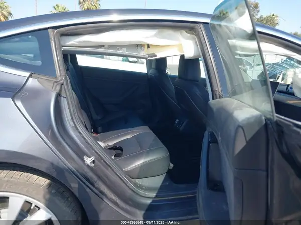 5YJ3E1EB7JF069060 2018 TESLA MODEL 3 - Image 8