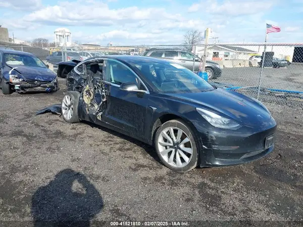 5YJ3E1EB7JF184743 2018 TESLA MODEL 3 - Image 1