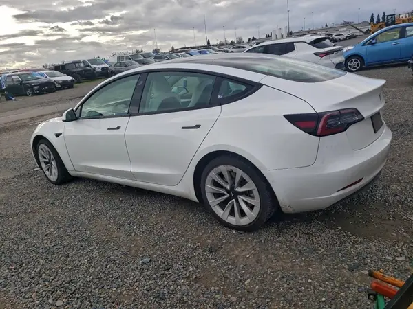 5YJ3E1EB7NF129828 2022 TESLA MODEL 3 - Image 2