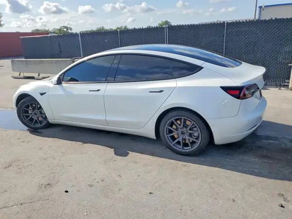5YJ3E1EB7NF240069 2022 TESLA MODEL 3 - Image 2