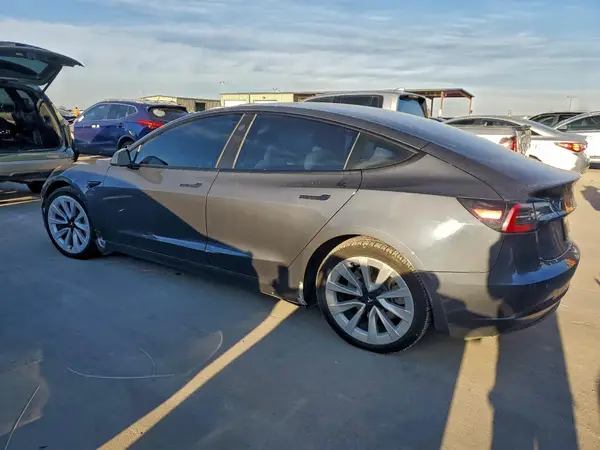 5YJ3E1EB7NF258586 2022 TESLA MODEL 3 - Image 2