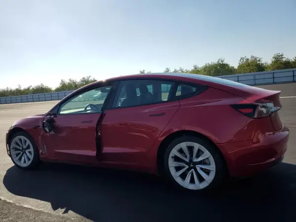 5YJ3E1EB7NF304899 2022 TESLA MODEL 3 - Image 2