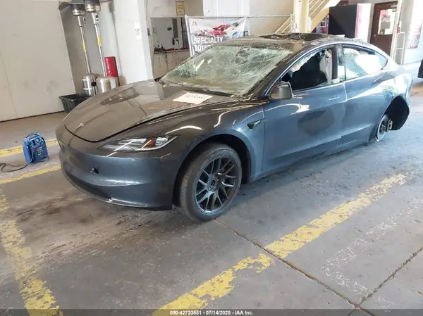 5YJ3E1EB7SF922865 2025 TESLA MODEL 3 - Image 2
