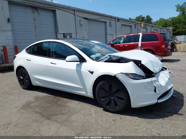 5YJ3E1EB7SF931422 2025 TESLA MODEL 3 - Image 1