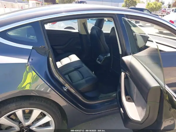 5YJ3E1EB8JF113048 2018 TESLA MODEL 3 - Image 8