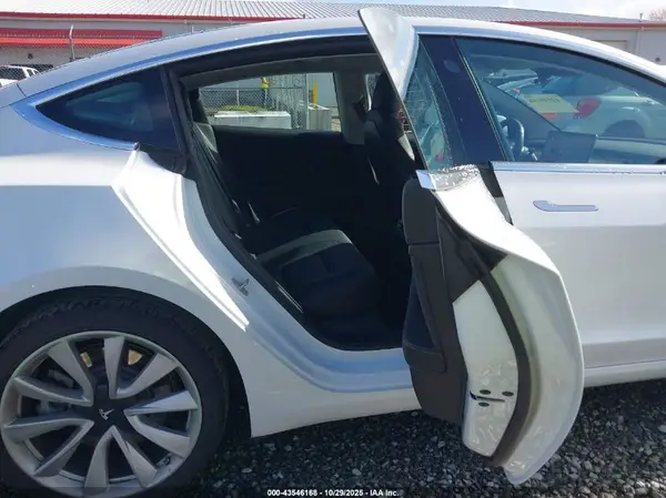 5YJ3E1EB8JF187537 2018 TESLA MODEL 3 - Image 8