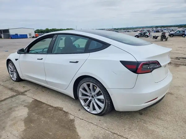 5YJ3E1EB8MF085546 2021 TESLA MODEL 3 - Image 2