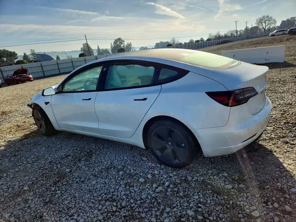 5YJ3E1EB8NF233132 2022 TESLA MODEL 3 - Image 2