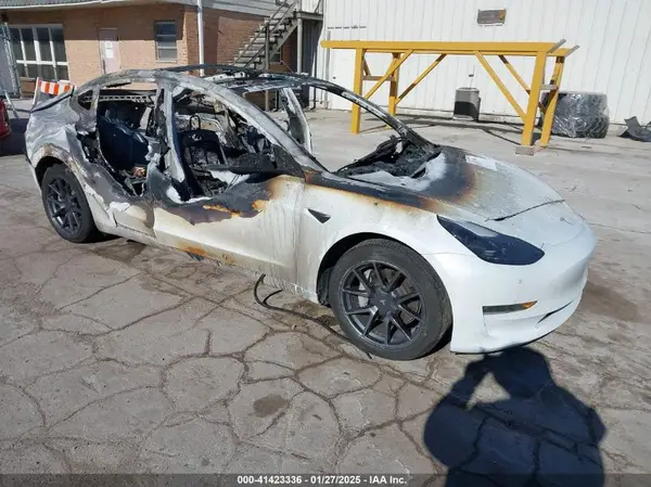 5YJ3E1EB8NF272223 2022 TESLA MODEL 3 - Image 1