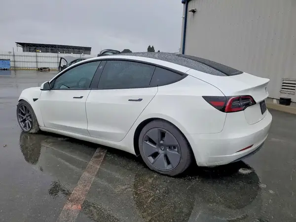 5YJ3E1EB8PF387570 2023 TESLA MODEL 3 - Image 2