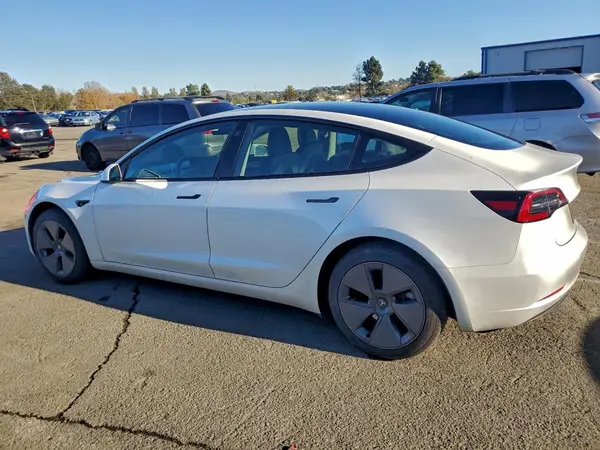 5YJ3E1EB8PF631122 2023 TESLA MODEL 3 - Image 2