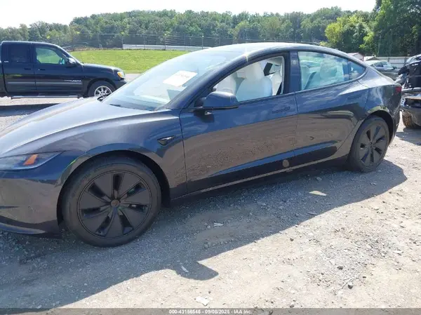 5YJ3E1EB8SF017051 2025 TESLA MODEL 3 - Image 2