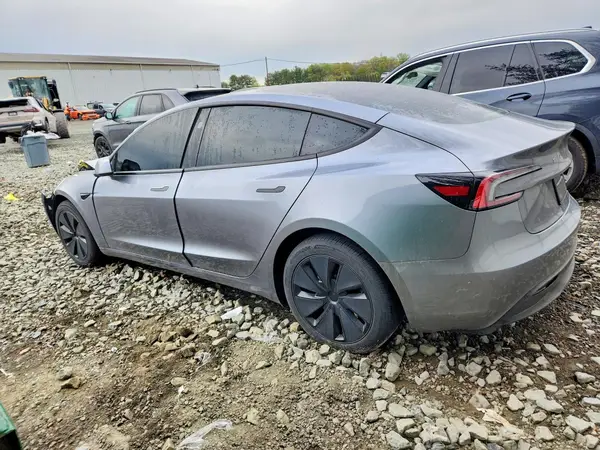 5YJ3E1EB8SF066329 2025 TESLA MODEL 3 - Image 2