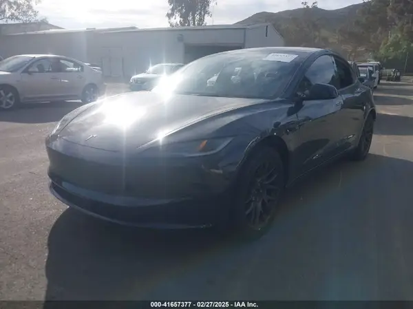5YJ3E1EB8SF880724 2025 TESLA MODEL 3 - Image 2