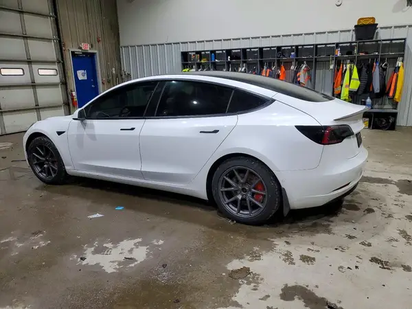5YJ3E1EB9NF121018 2022 TESLA MODEL 3 - Image 2