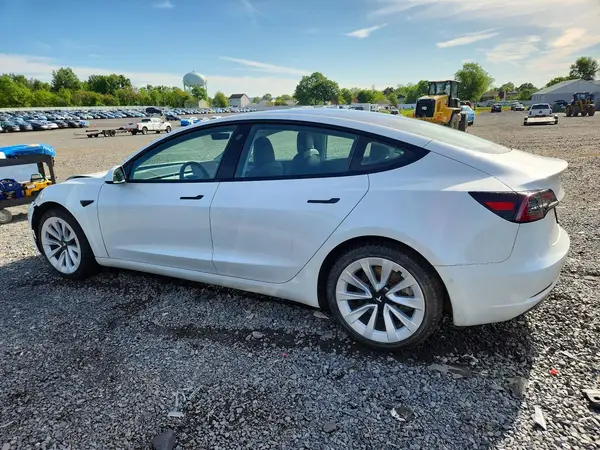 5YJ3E1EB9NF275423 2022 TESLA MODEL 3 - Image 2