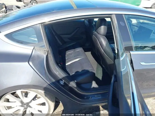 5YJ3E1EBXJF064077 2018 TESLA MODEL 3 - Image 8